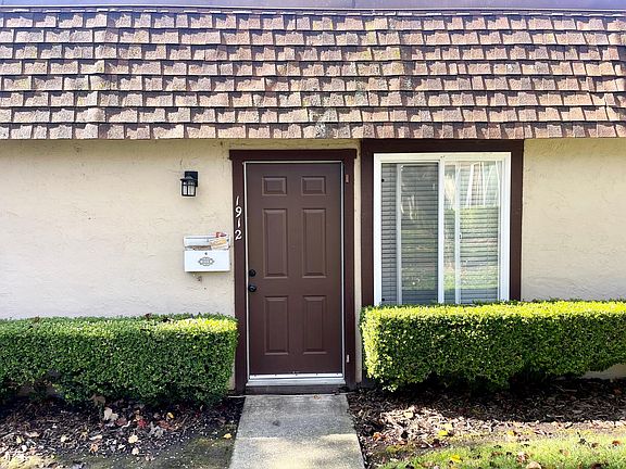 4th image of 1912 Bluewood Cir