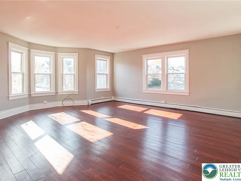1347 Lehigh St — Photo 4