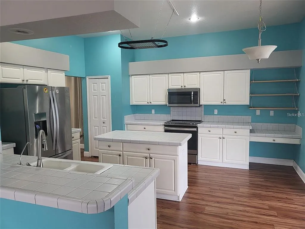 4 bed, 2.5 bath, 2810 sqft, $2,650 — Photo 3