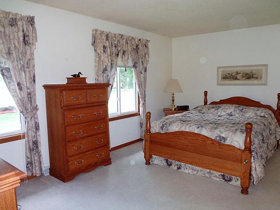 Roomy main flr master suite