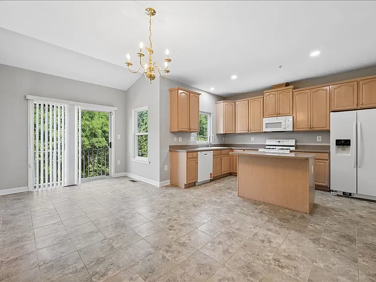 1004 Collindale Ave — Photo 9