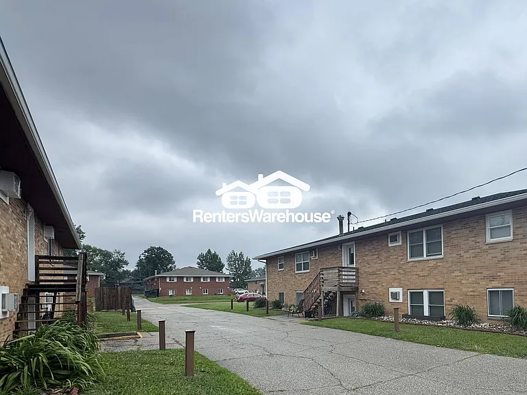 114 NW College Ave #8 — Photo 8