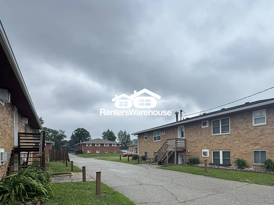 114 NW College Ave #8