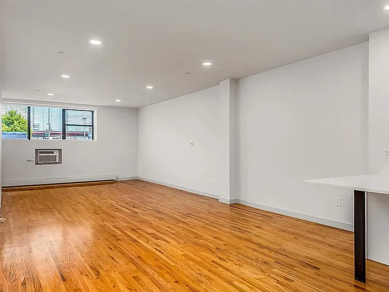 5110 Vernon Blvd #1C — Photo 3