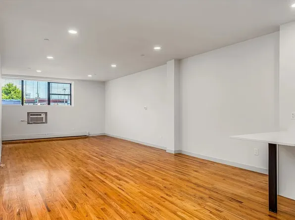 51-10 Vernon Boulevard image 2 of 7