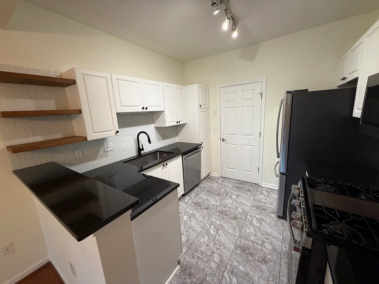 2 bed, 2.5 bath, 1510 sqft, $2,300 — Photo 2