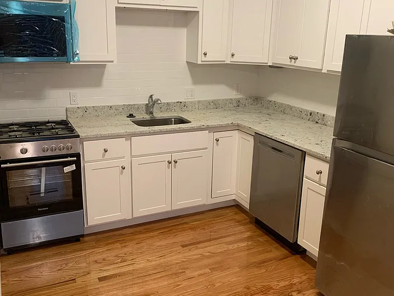 32 Edgerly Rd E — Photo 2
