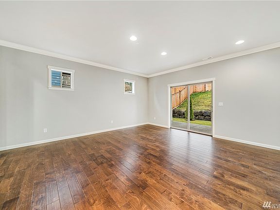 Easy to take care of laminate throughout 1st floor