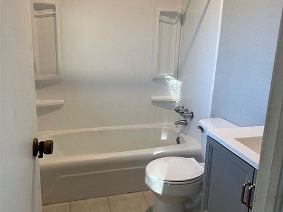 5th image of 102 E Eaton Dr