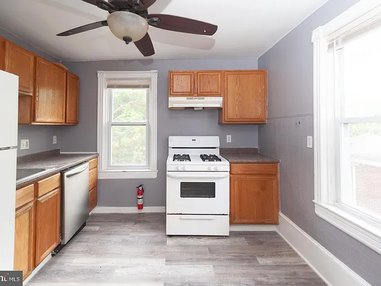313 S Fairview St — Photo 5