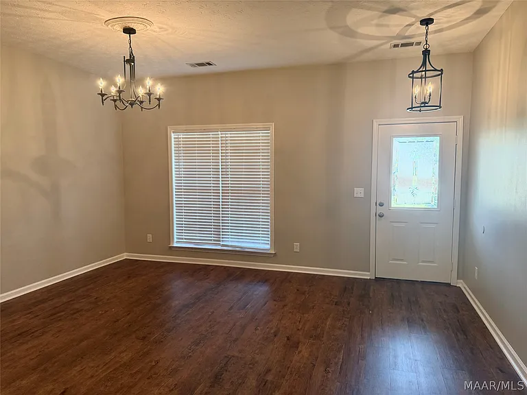 1136 Hallwood Ln — Photo 2