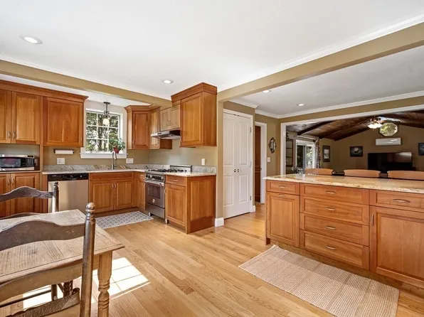 284 Oxford St N, Auburn, MA 01501