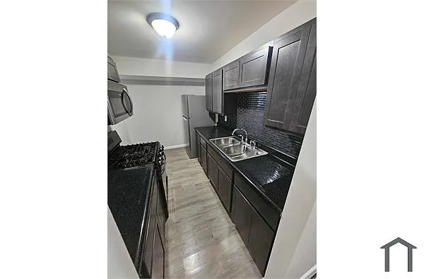 Building Photo - 420 Macdougall Dr
