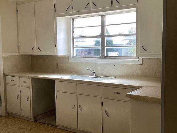 5th image of 512 N Avenue A
