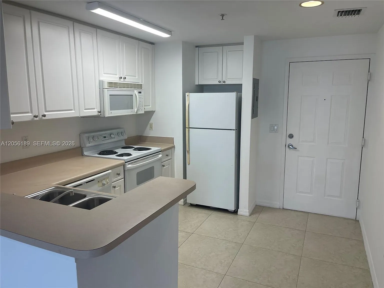 Strand Condo — Photo 2