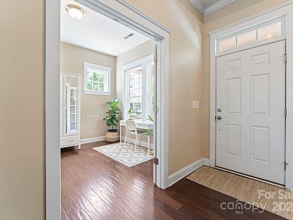 4th image of 1000 English Cir