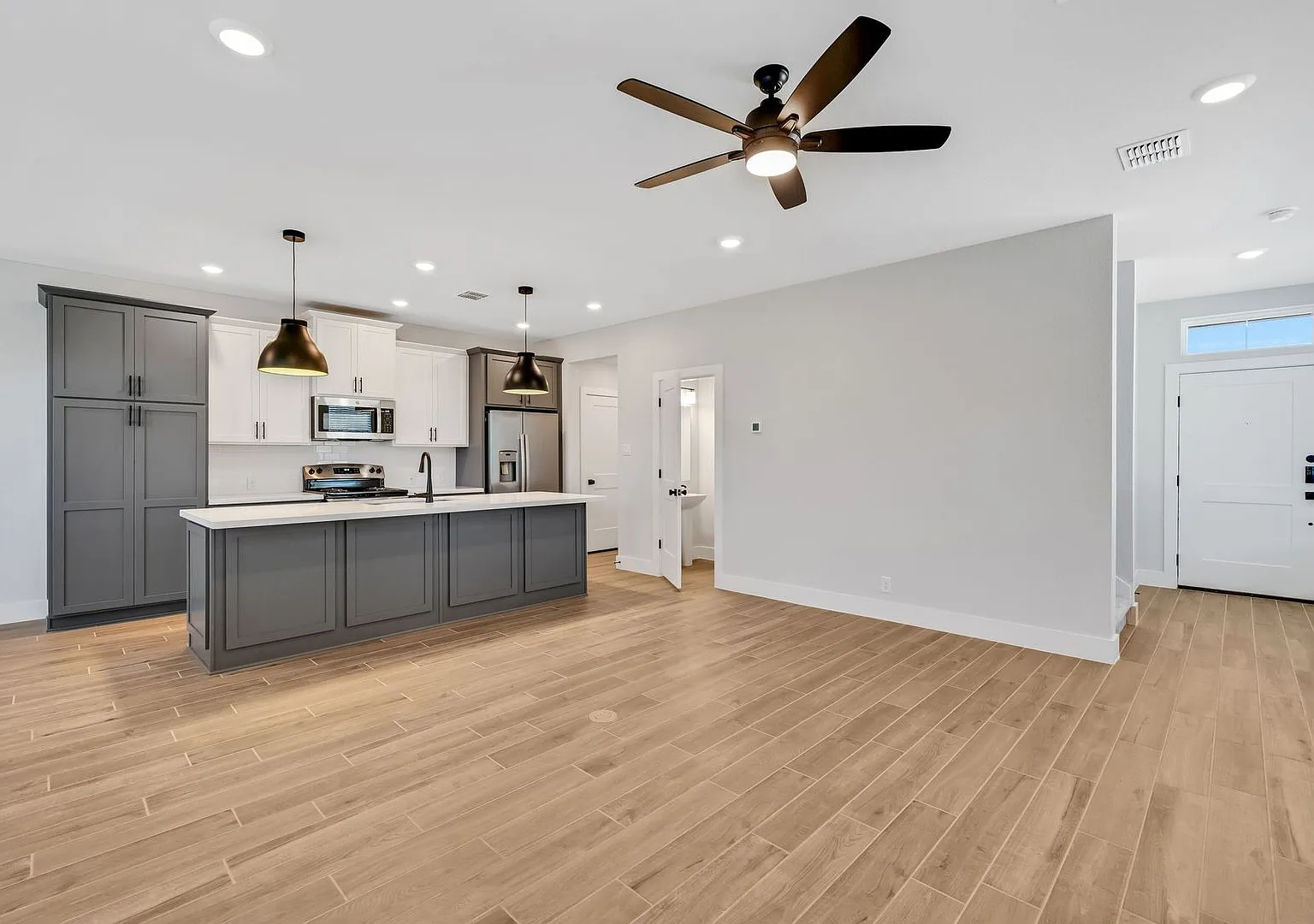 Beautiful Modern Townhome Close To Lackland!September Special! Get 2 Weeks Free Rent When You Mov... — Photo 4
