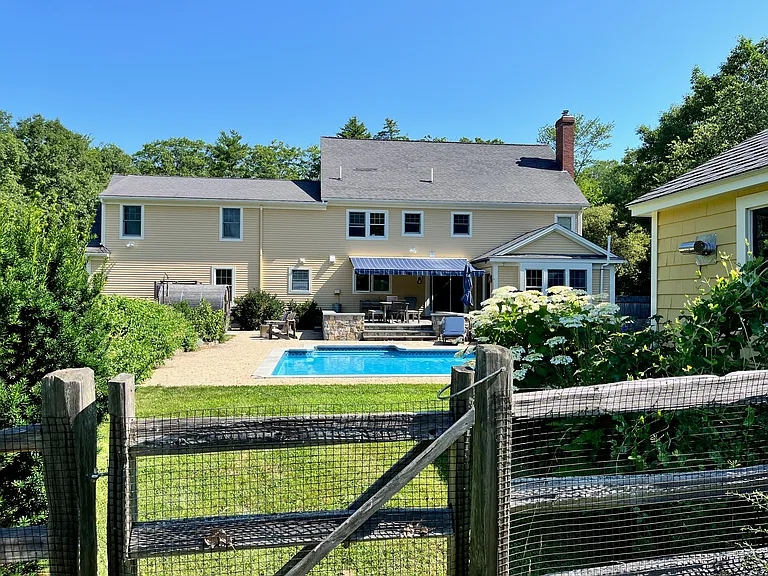 1 Oak Forest Rd — Photo 1