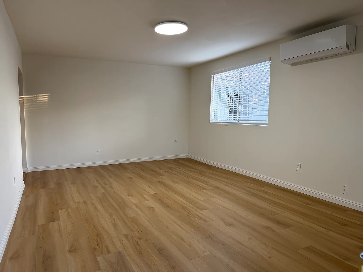 3 bed, 1000 sqft, $2,400 — Photo 1