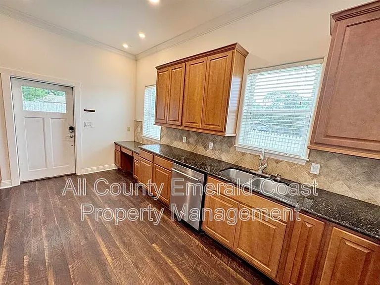 722 Kelly St — Photo 23