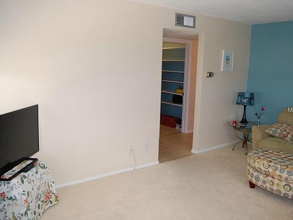 5th image of 319 Sky Loch Dr W