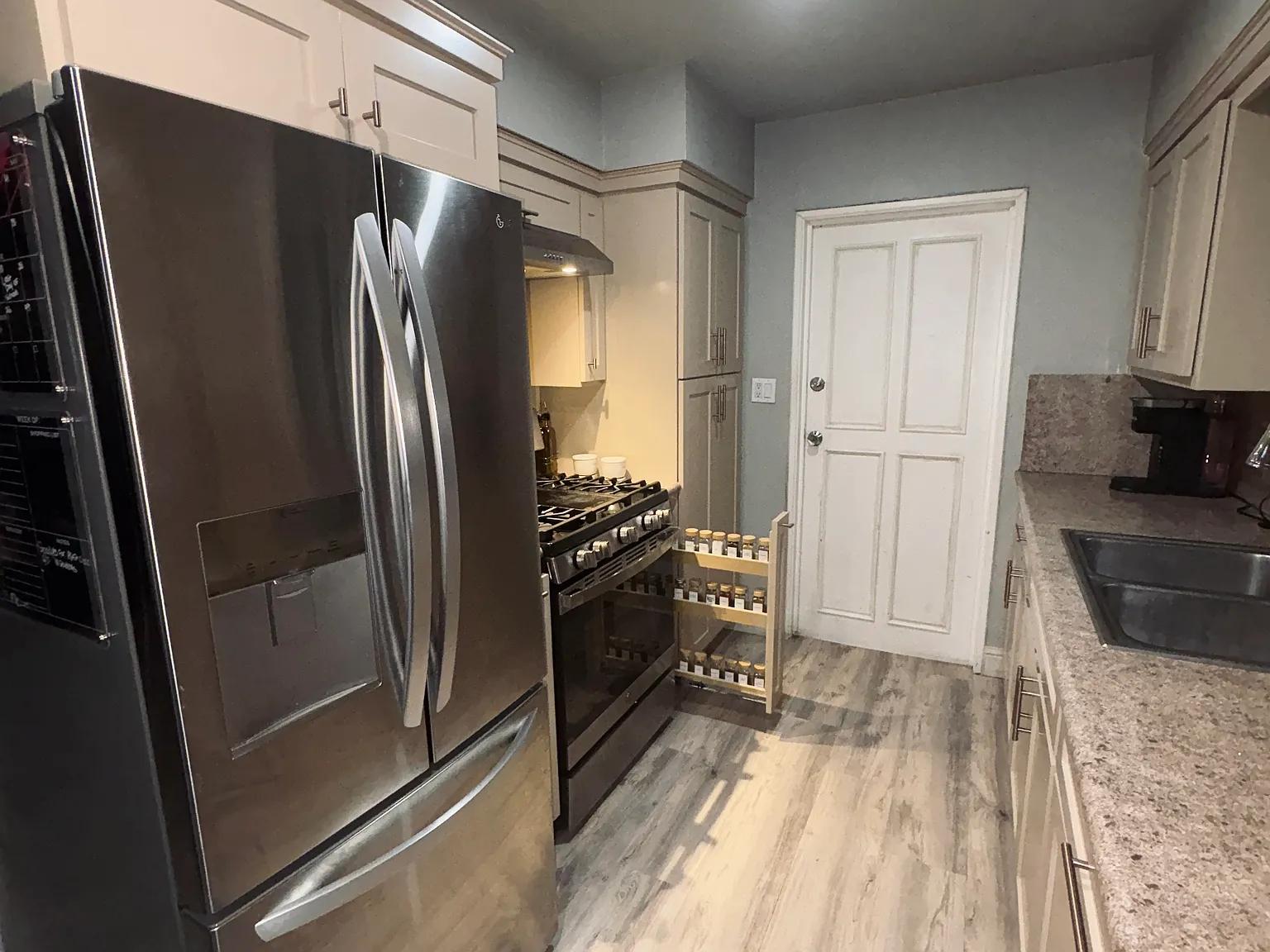 3 bed, 1087 sqft, $2,200 — Photo 3