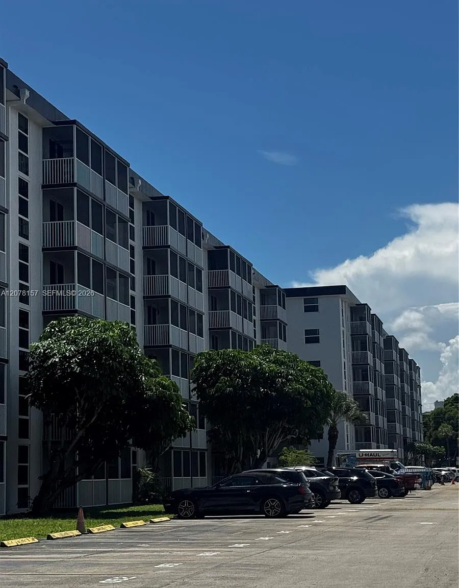 Woodside Apts Condo — Photo 2