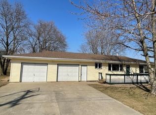 4 Vermeer Rd, Pella, IA 50219
