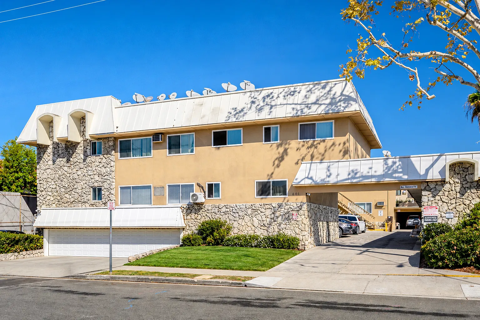 2 bed, 1.5 bath, 1035 sqft, $2,799 — Photo 1