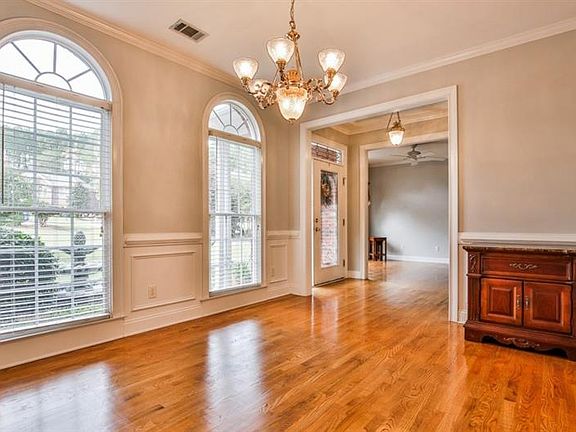 3rd image of 725 Pella Ct
