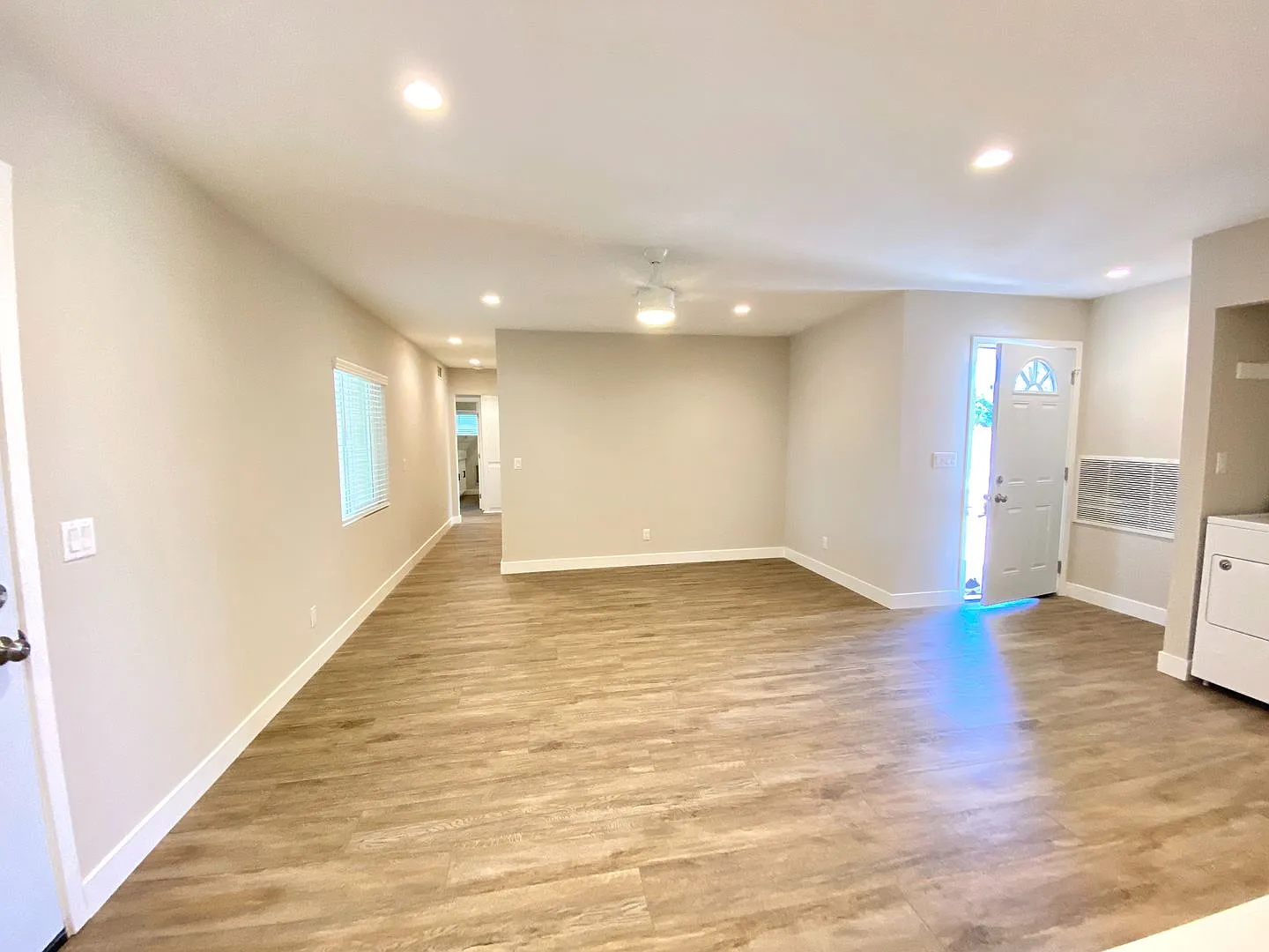 Sleek, modern and beautiful! 4 Bedrooms, 2 Bathrooms — Photo 2