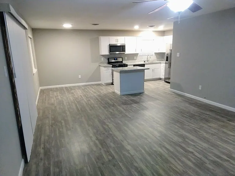 2402 Iowa Ave — Photo 9