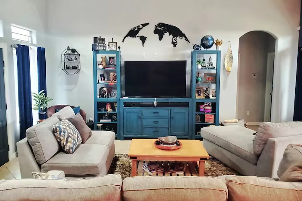 Living - 613 E 9th St