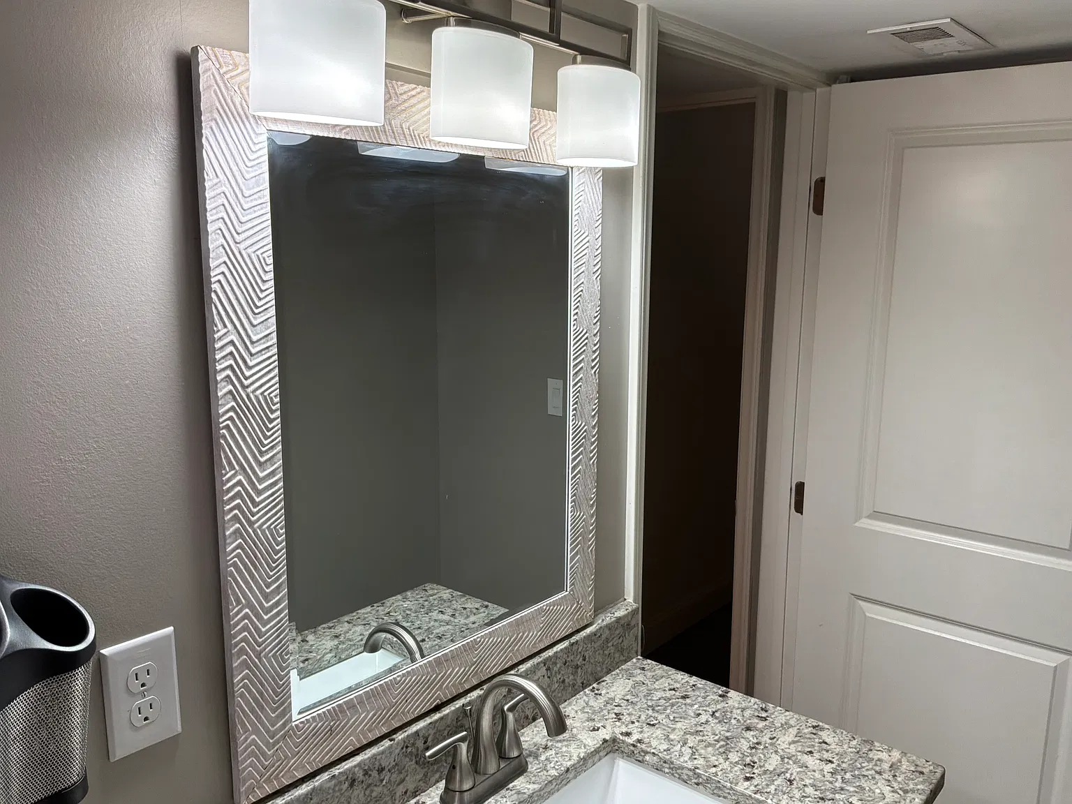 4 bed, 2400 sqft, $2,400 — Photo 2