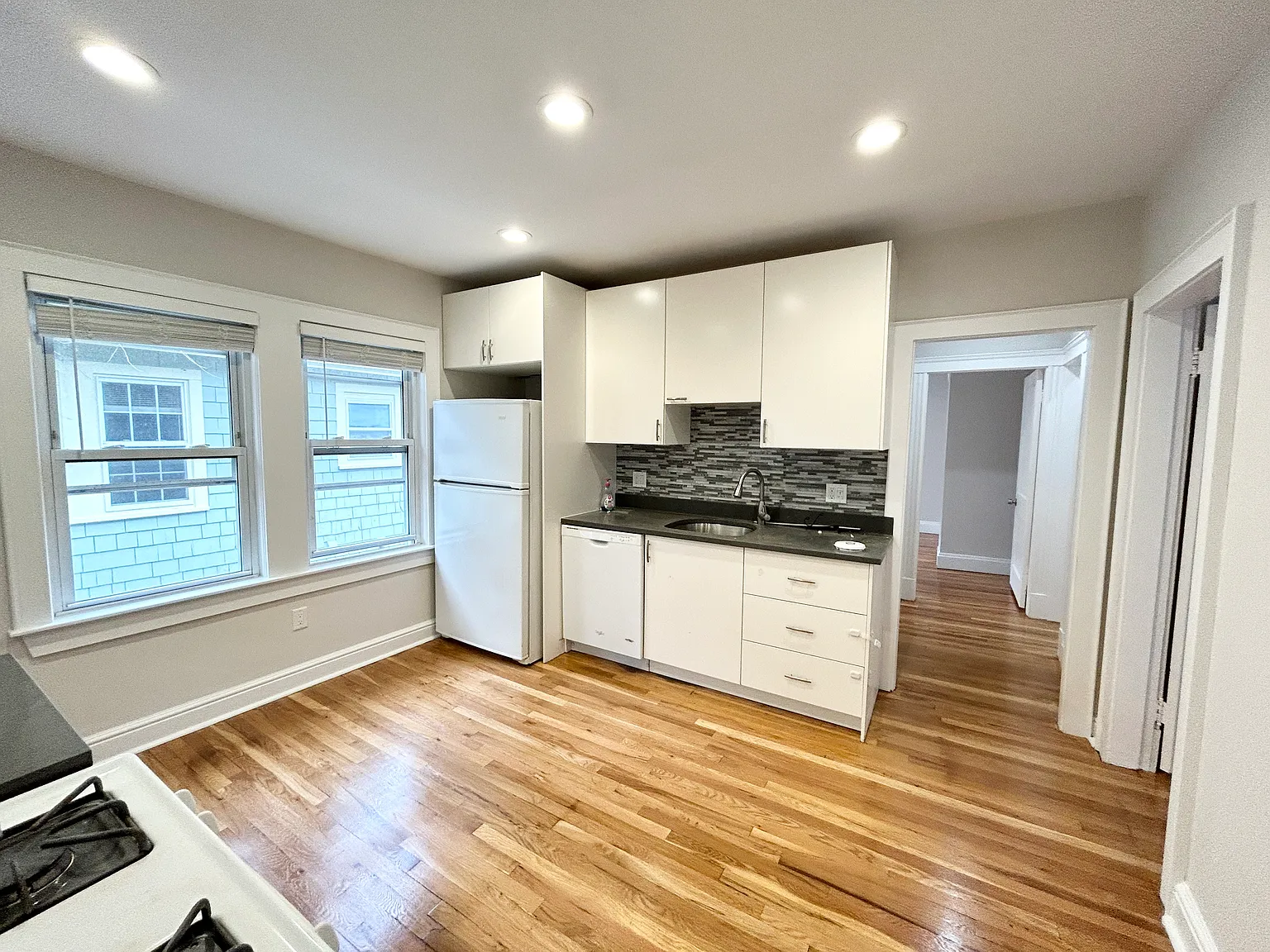 4 bed, 1350 sqft, $5,800 — Photo 2