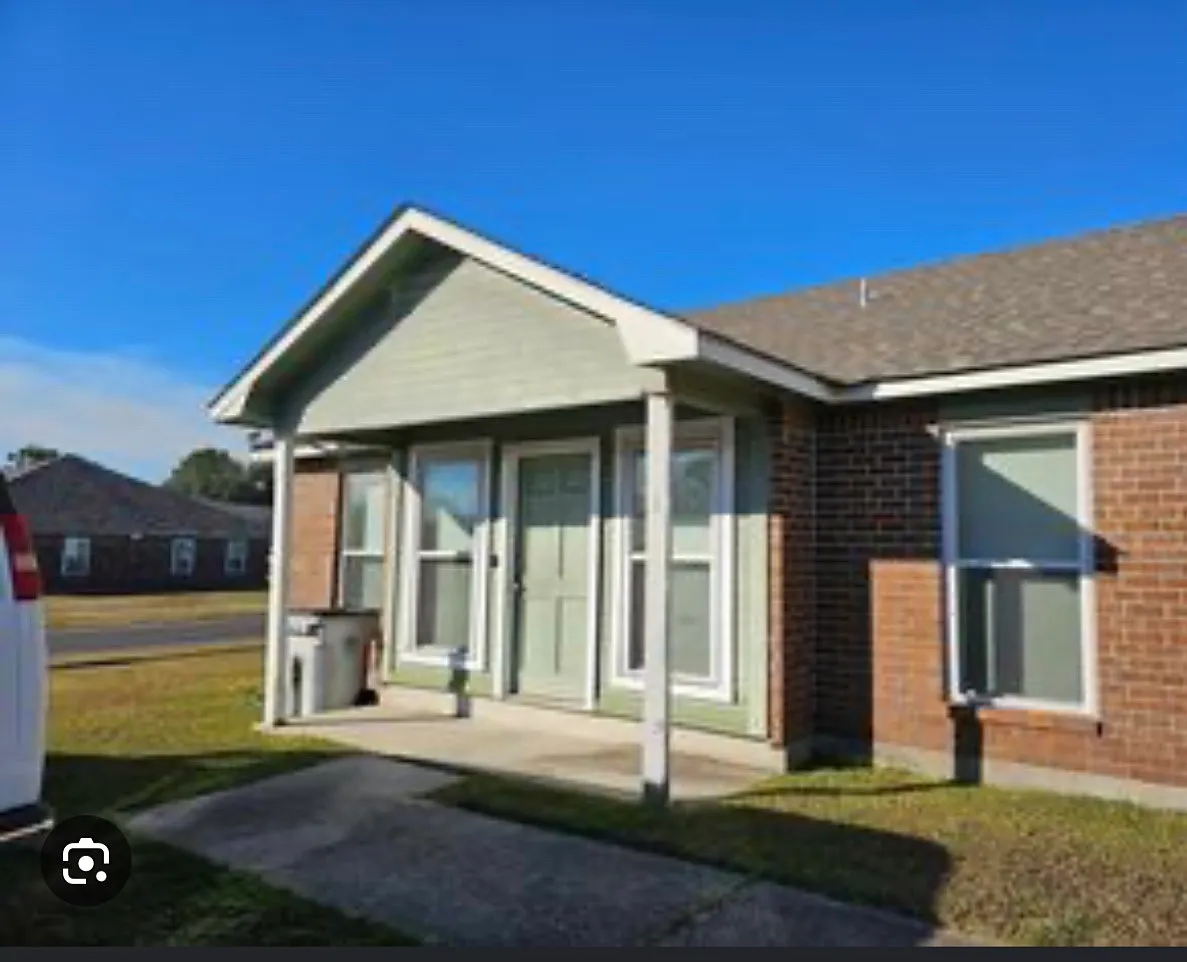 2 bed, 1.5 bath, 1000 sqft, $975 — Photo 1