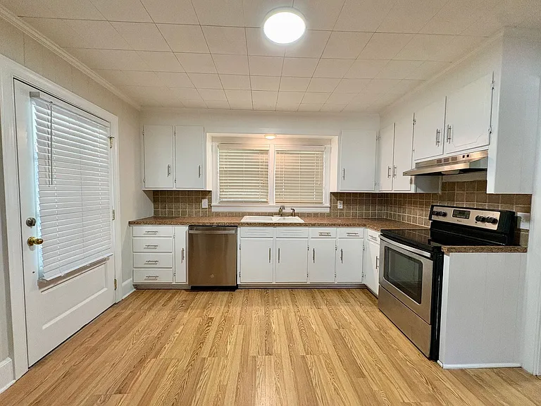 102 N Clarendon Dr — Photo 12