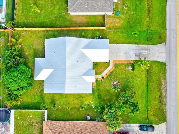3rd image of 205 SW Kestor Drive