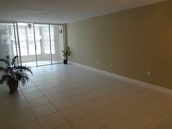 5th image of 1351 NE 191st St APT 113
