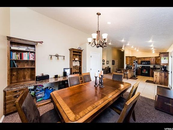 3rd image of 560 Cottonwood Cir