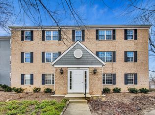 120 E Winchester Rd APT A, Libertyville, IL 60048