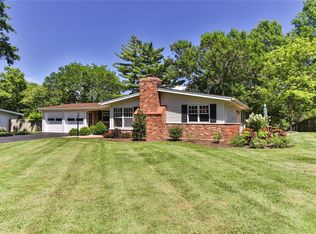 760 Pebbleshire Ln, Saint Louis, MO 63122