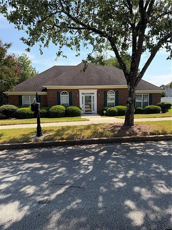 3 bed, 2.0 bath, 1924 sqft, $2,250 — Photo 2