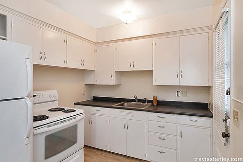 5th image of 3223 NE Emerson St APT 4