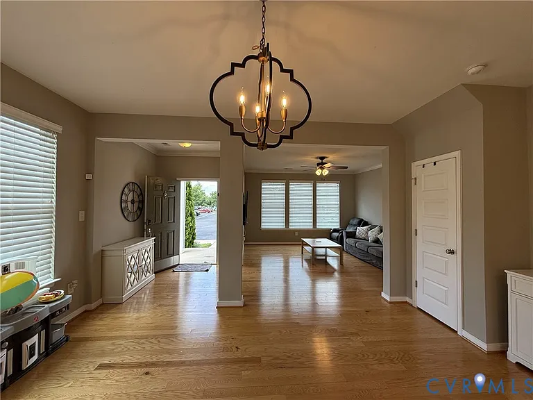 8049 Ellendale Dr — Photo 11