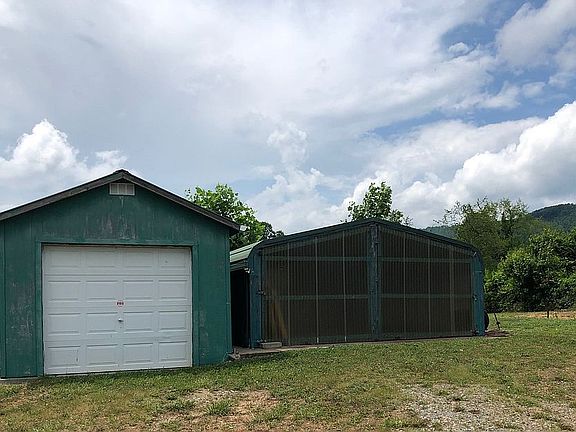 4th image of 198 Mountain Valley Dr