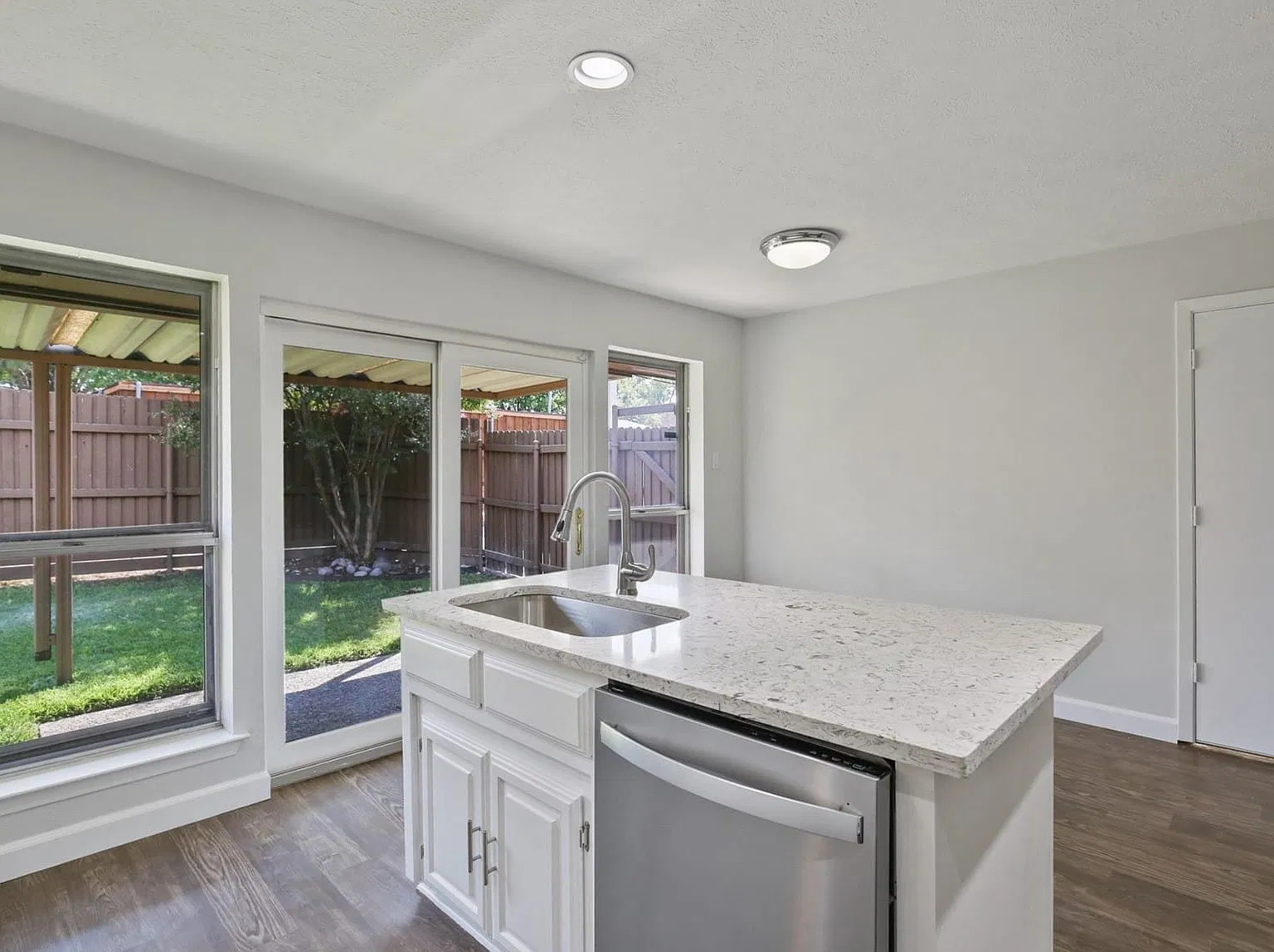 3 bed, 2.0 bath, 1941 sqft, $2,950 — Photo 4