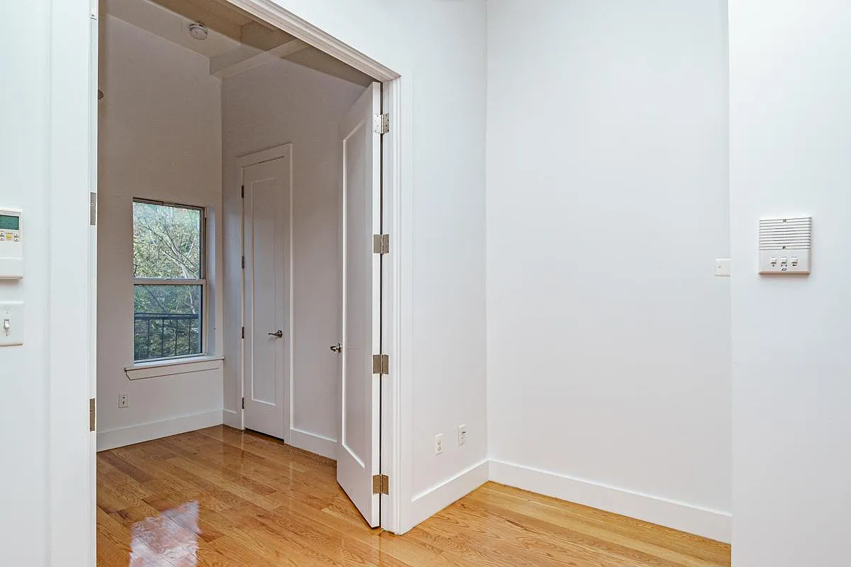 33 Montrose Avenue — Photo 2