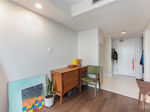 4th image of 215 Parkdale Ave #604