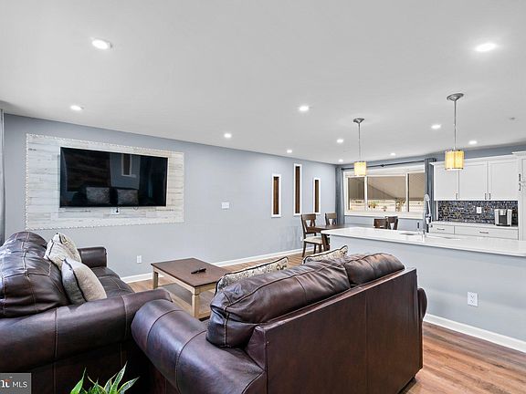 4th image of 1120 Leonard Dr